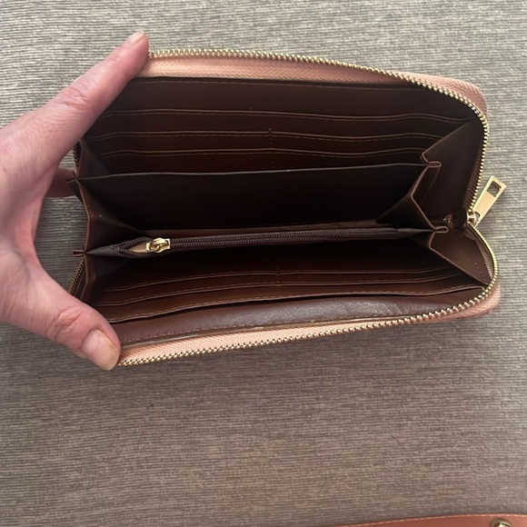 NWOT no brand name pink handbag and matching accordion wallet. - Picture 7 of 8